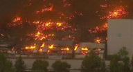 حريق هائل يلتهم مستودعات أمازون في كاليفورنيا