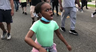طفلة أمريكية تتصدر مظاهرة مليونية احتجاجا على مقتل جورج فلويد