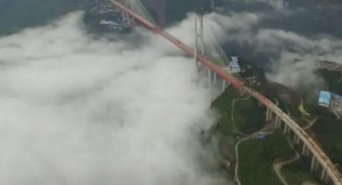 الصين تدشن أعلى جسر في العالم