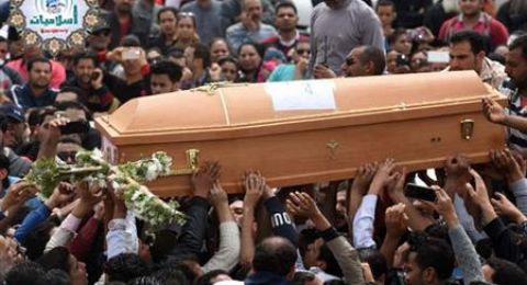 حكم قيام غير محارم المرأة الميتة بنقل رفاتها