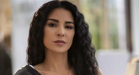 ماغي بو غصن تنشر صوراً لها بإطلالة مميزة باللون الأحمر