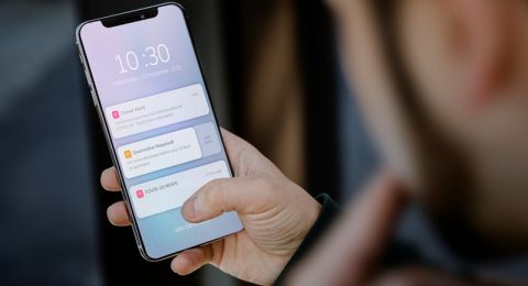 ساعات من الانحناء على الهاتف تتحول لكابوس صحي لشاب صيني