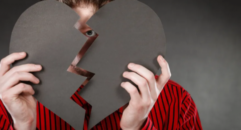 علامات إخفاء الحب عند رجل العذراء