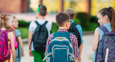 مليونا طالب يعودون إلى المدارس وسط انتشار مكثّف للشرطة