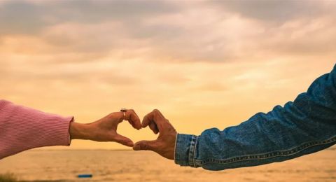 يصغرها بـ 60 عاماً.. ابن الـ 23 وقع بحب صاحبة الـ 83 عاماً وقصتهما تُثير جدلاً