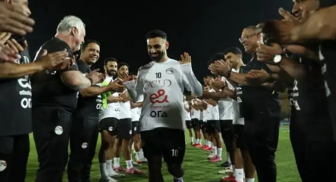 لماذا كرم صلاح بممر شرفي فور وصوله لمعسكر منتخب مصر؟