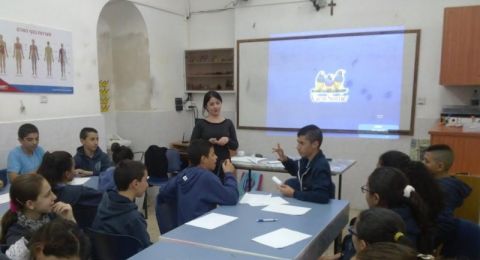 تلميذ يهاجم مديرة مدرسة بسبب آرائها السياسية ويُعلّق من الدراسة